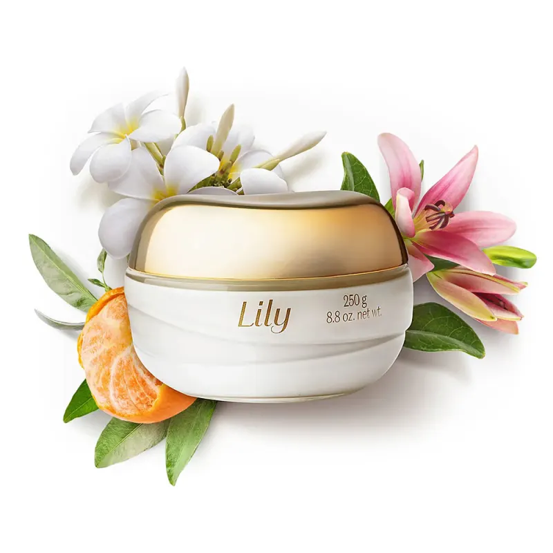 Creme Hidratante Lily Essence 250g O Boticário com flores de lírio brancas e rosas e manteiga de karité em fundo branco.