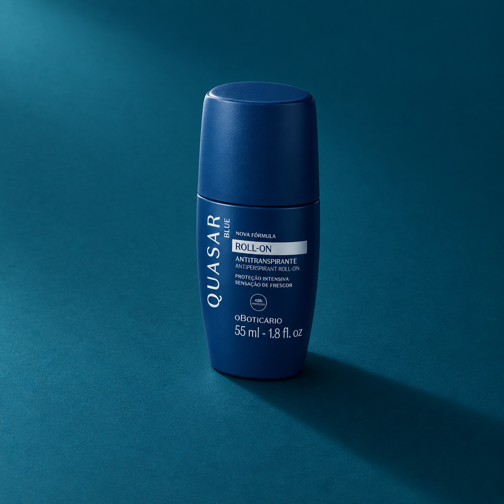 Desodorante roll-on O Boticário Quasar Blue 55 ml em superfície teal com luz lateral e sombra alongada