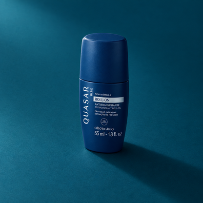 Desodorante roll-on O Boticário Quasar Blue 55 ml em superfície teal com luz lateral e sombra alongada