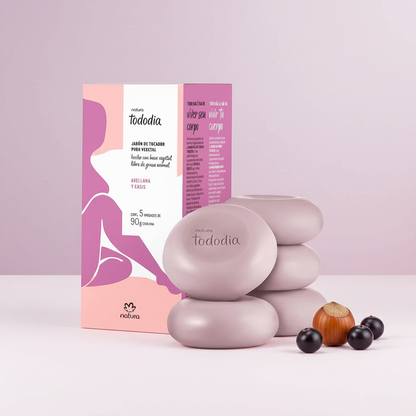 Kit de sabonetes Natura Tododia Avellana y Casis com avelã e cassis em composição minimalista
