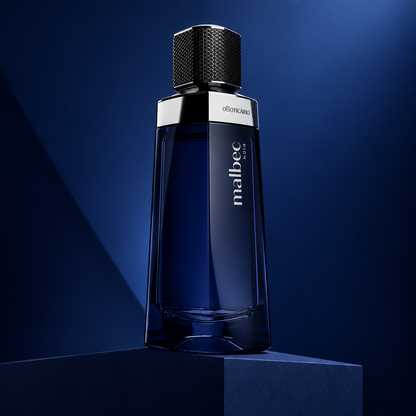 Malbec ND13 Eau de Parfum sobre base geométrica azul escura com fundo em tons de azul