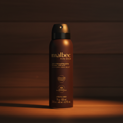 Malbec Pure Gold em superfície de madeira escura com iluminação âmbar