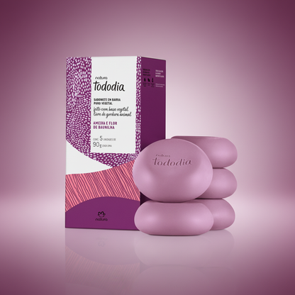 Kit de sabonetes Natura Tododia Ameixa e Flor de Baunilha em composição minimalista sobre fundo ameixa e lavanda