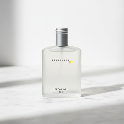 Insensatez em superfície de mármore branco com iluminação natural