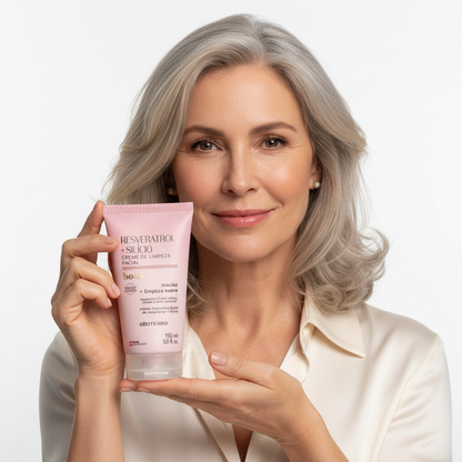 Modelo madura com Creme de Limpeza Facial Botik Resveratrol + Silício 150ml