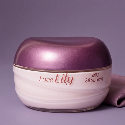 Love Lily em cenário lavanda com tecido discreto