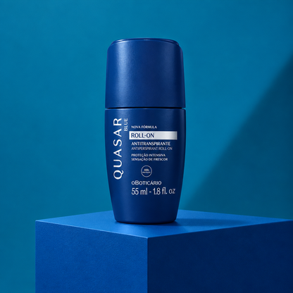Desodorante roll-on O Boticário Quasar Blue 55 ml sobre base geométrica azul em ângulo de três quartos