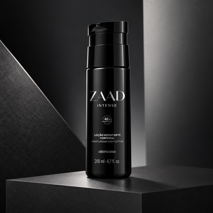 Zaad Intense Loção Hidratante Corporal 200 ml sobre base geométrica, ângulo três quartos