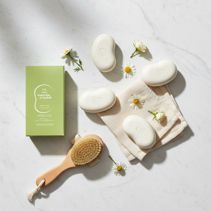 Composition minimaliste avec accessoires de bain bébé