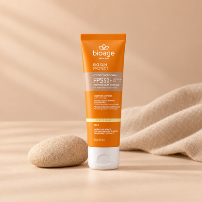 Bioage Bio-Sunprotect Protetor Solar Efeito Base FPS 50+ Tom 3, 45 g, ambientação minimalista com pedra e tecido bege
