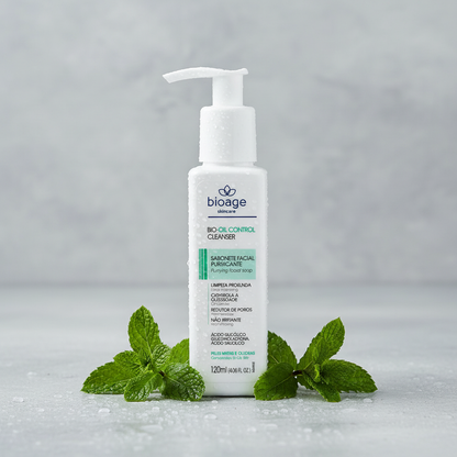 Sabonete Facial Purificante Bioage com menta e gotas de água em superfície cinza