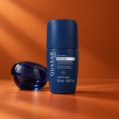 Desodorante roll-on O Boticário Quasar Blue 55 ml com elemento de vidro azul em cenário terracota