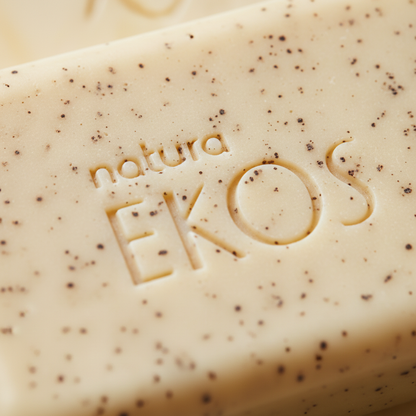 Detalhe da textura esfoliante do sabonete Natura Ekos