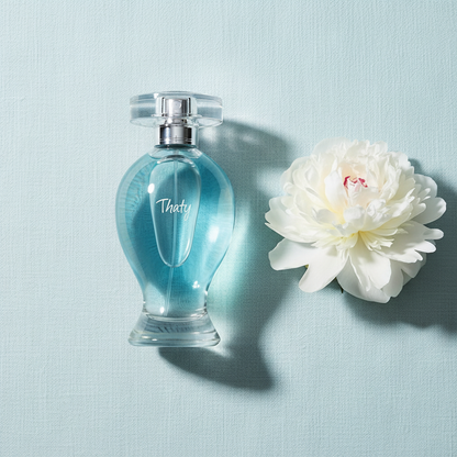 Thaty Eau de Toilette 100ml O Boticário - flat lay com peônia