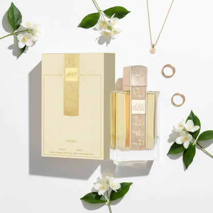 Lattafa Angham Eau de Parfum 100ml - flat lay joias e jasmim