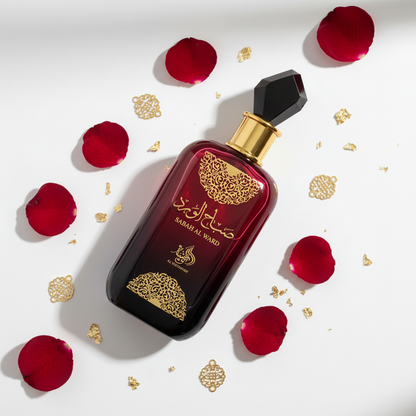 Al Wataniah Sabah Al Ward Eau de Parfum - flat lay pétalas douradas