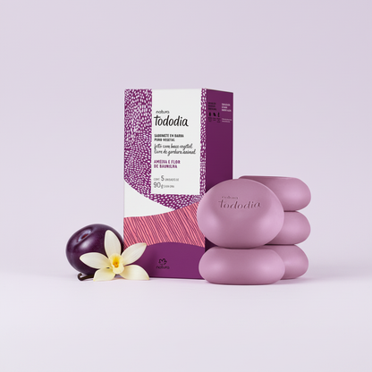 Kit de sabonetes Natura Tododia Ameixa e Flor de Baunilha com ameixa e flor de baunilha em composição minimalista