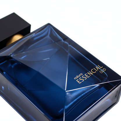 Natura Essencial Oud - Détail texture géométrique du flacon
