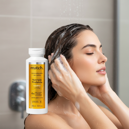 Application du shampooing sur cheveux mouillés
