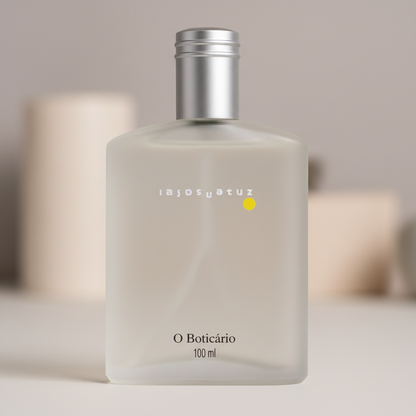 Close-up detalhes logo e tampa Insensatez Eau de Toilette