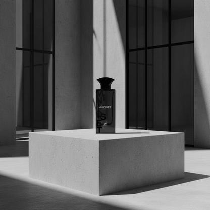 Mindset em pedestal concreto com sombras geométricas