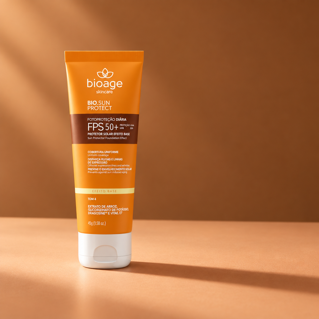 Bioage Bio-Sunprotect Protetor Solar Efeito Base FPS 50+ Tom 4, 45 g, com luz lateral e sombra alongada em fundo caramelado