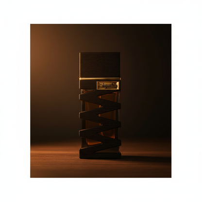 Kasoof Black Extract em superfície de madeira escura com iluminação âmbar