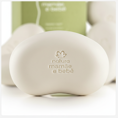 Détail du savon en forme de nuage avec logo gaufré