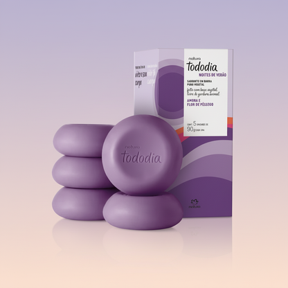 Kit de sabonetes Natura Tododia Amora e Flor de Pêssego em composição premium sobre fundo lavanda