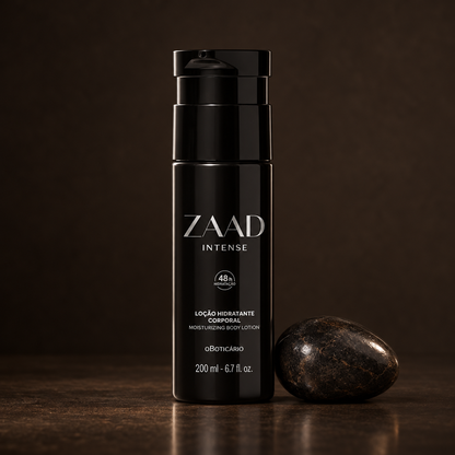 Zaad Intense Loção Hidratante Corporal 200 ml em ambientação minimalista com pedra