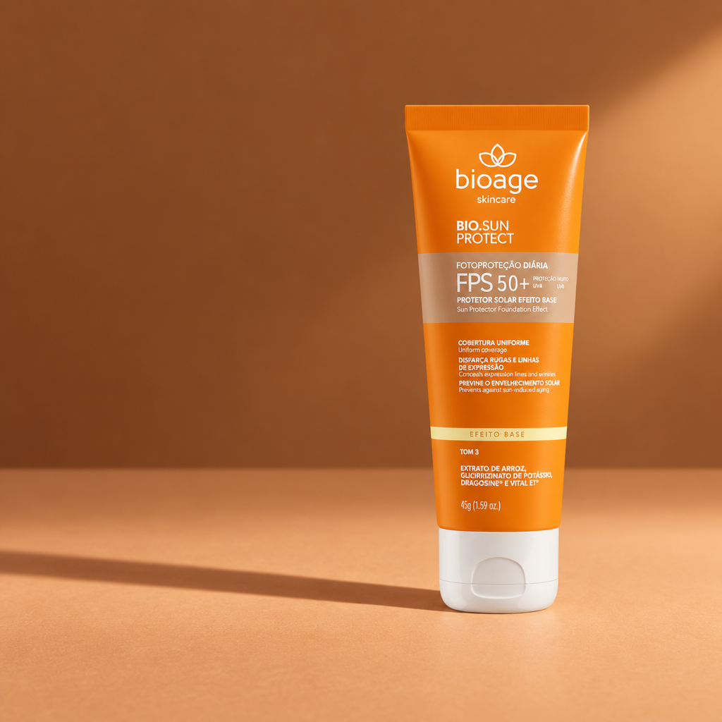 Bioage Bio-Sunprotect Protetor Solar Efeito Base FPS 50+ Tom 3, 45 g, com luz lateral e sombra alongada em fundo caramelado