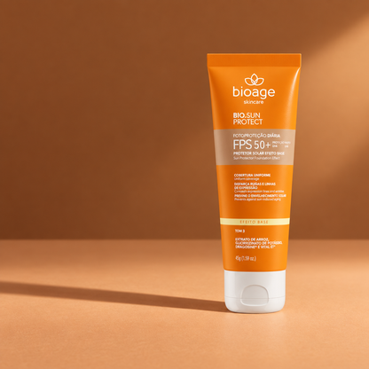 Bioage Bio-Sunprotect Protetor Solar Efeito Base FPS 50+ Tom 3, 45 g, com luz lateral e sombra alongada em fundo caramelado