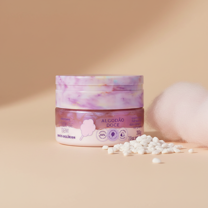 Creme Duo Hidratante Corporal Cuide-se Bem Doces Delírios - superfície bege com algodão doce
