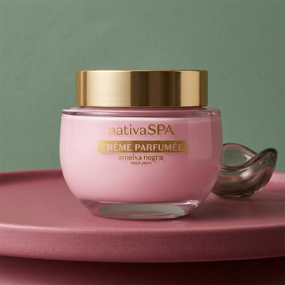 Nativa SPA Ameixa Negra em ambientação minimalista verde-sálvia