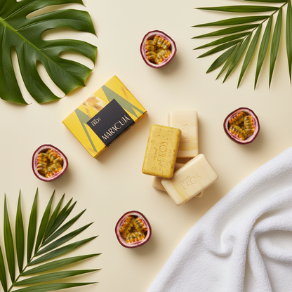 Flat lay com sabonetes Natura Ekos e maracujá fresco