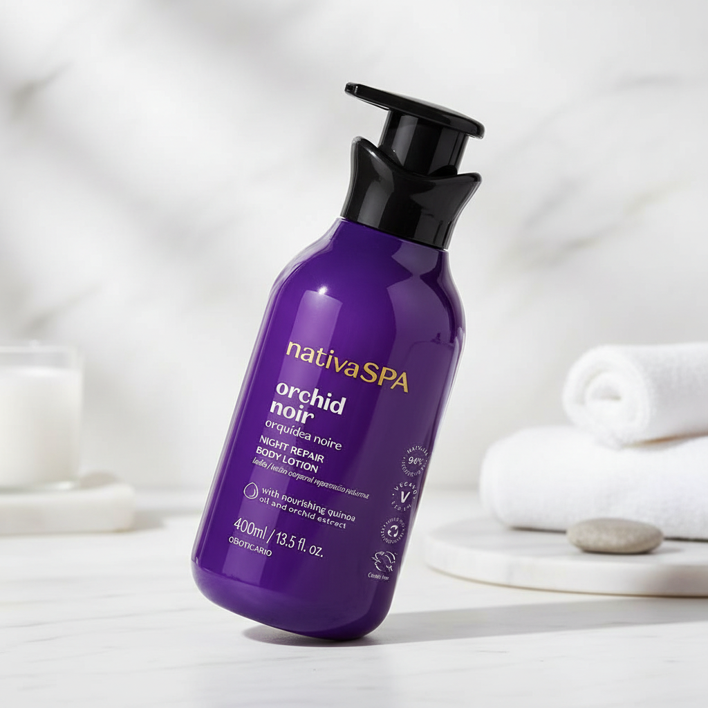 Loção Noturna Nativa SPA Orquídea Noire - Vista em ângulo com ambiente spa