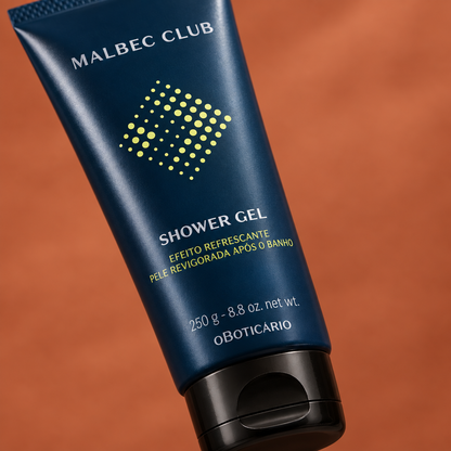 Close-up da tampa preta e do rótulo do Shower Gel Malbec Club em fundo terracota